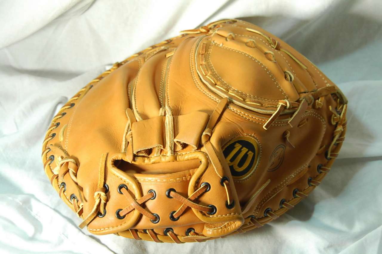 Wilson 1139 Large Knuckle Ball Catchers Mitt Back Catchers Mitts